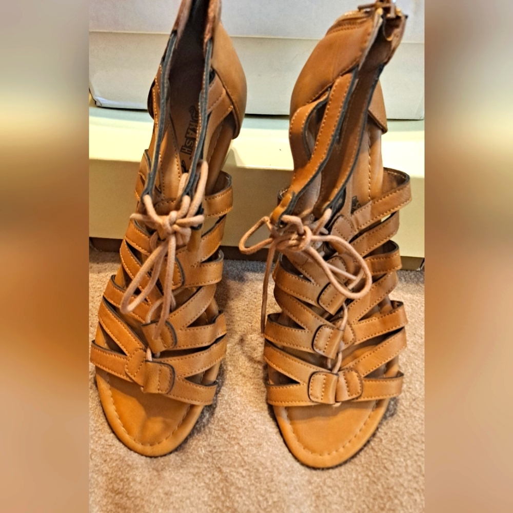 Strappy sandal